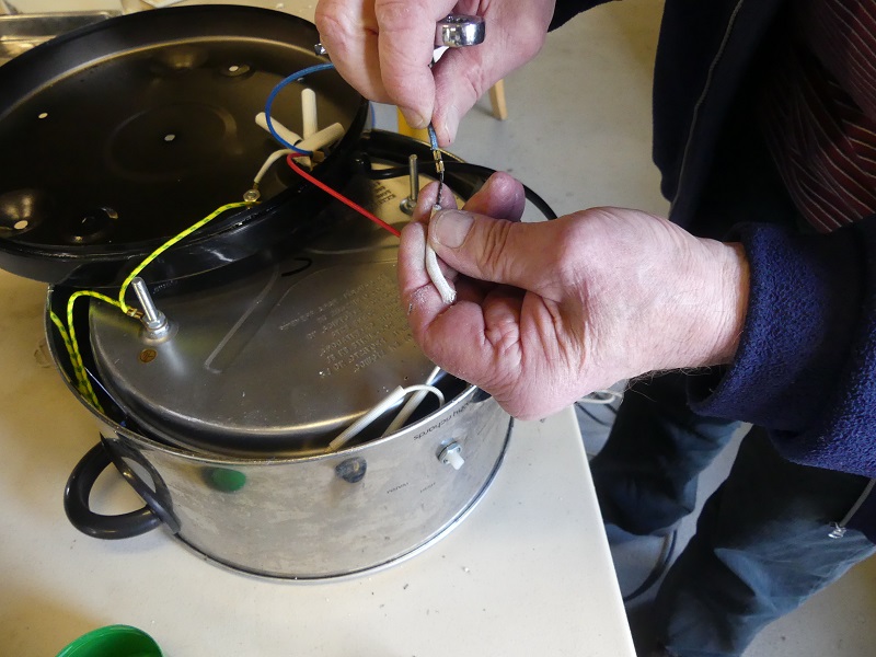A broken connection within a slow cooker